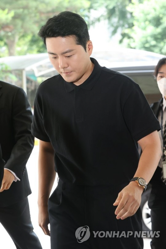 이루(본명 조성현)가 15일 오후 서울 마포구 서울서부지방법원에서 열리는 선고기일에 출석하기 위해 법정을 향하고 있다. <사진: 연합뉴스>